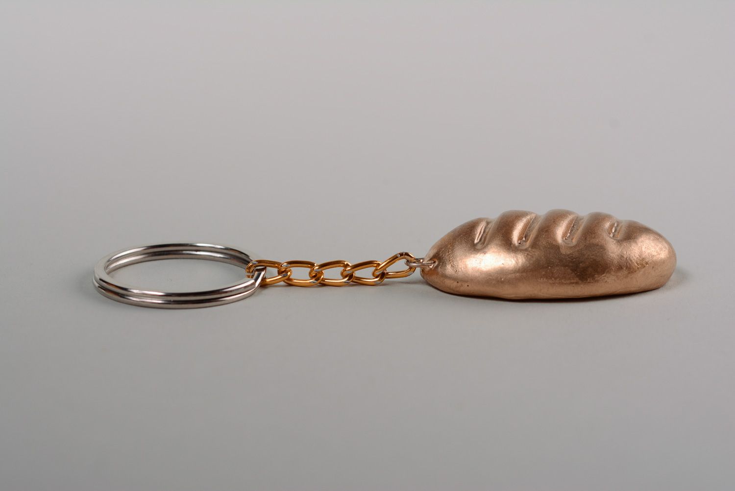 Брелок для ключей в виде золотого батона из полимерной глины фото 3