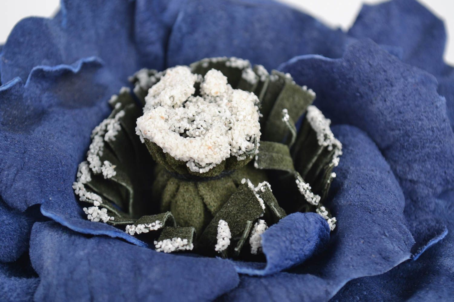 Grosse broche fleur faite main bleue en cuir naturel Accessoire pour femme photo 4