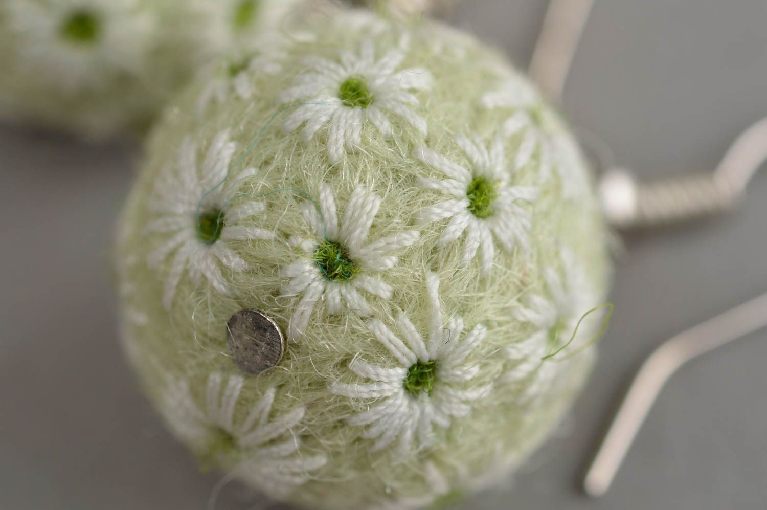 Schöne zarte grüne gefilzte Damen Kugel Ohrringe aus Wolle mit Blumen handmade  foto 5