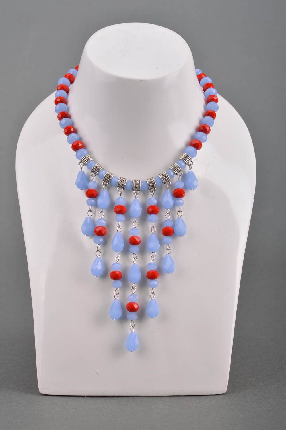 Красивое ожерелье из кристаллов ручной работы красное с голубым нарядное фото 1