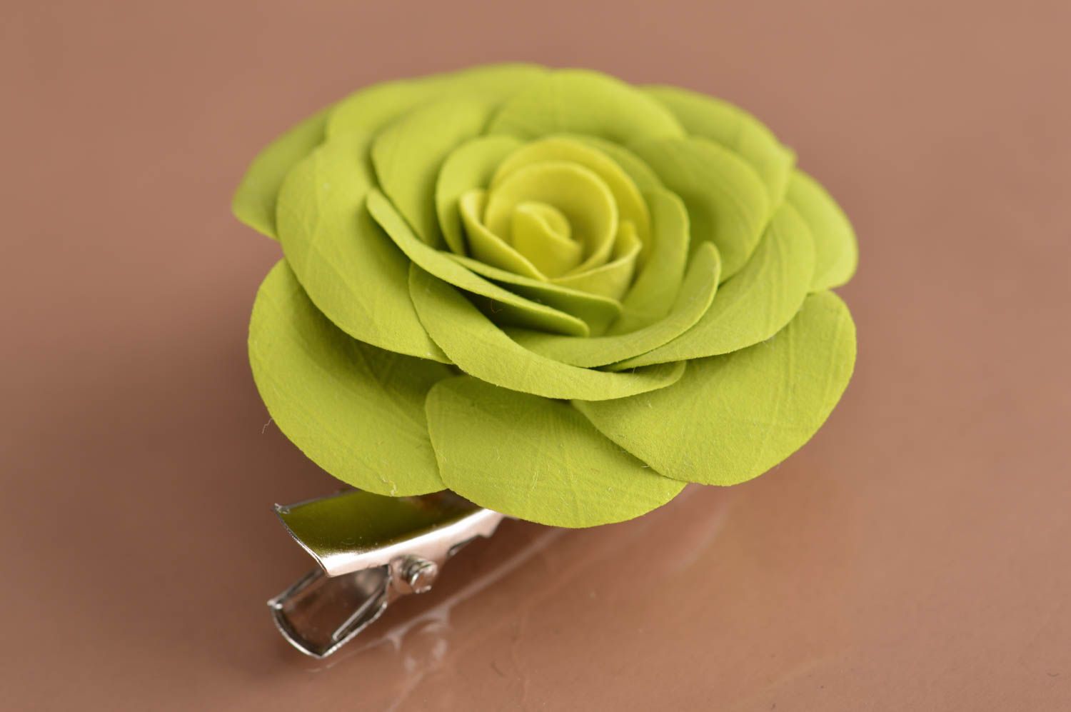 Заколка-брошь из полимерной глины в виде пышной объемной салатовой розы хэндмэйд фото 5