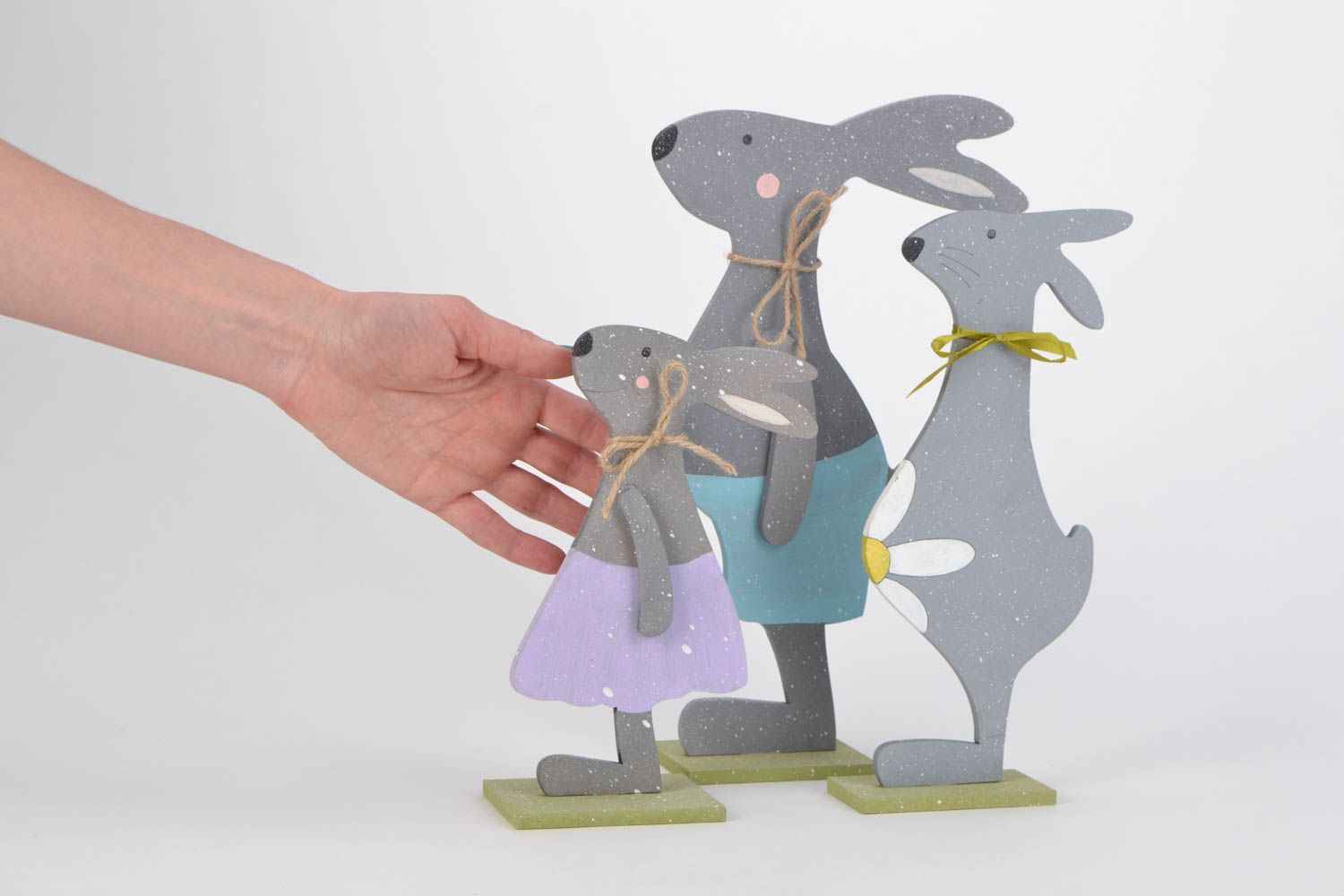 Игрушки из дерева набор зайцы 3 штуки мама папа ребенок расписные ручной работы фото 2