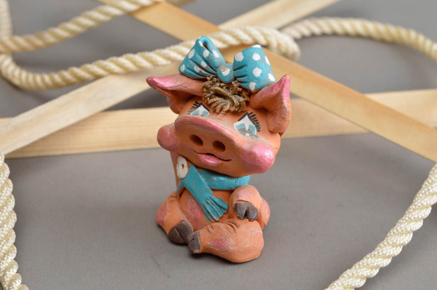 Авторский керамический сувенир ручной работы радостная свинка с голубым бантом фото 1