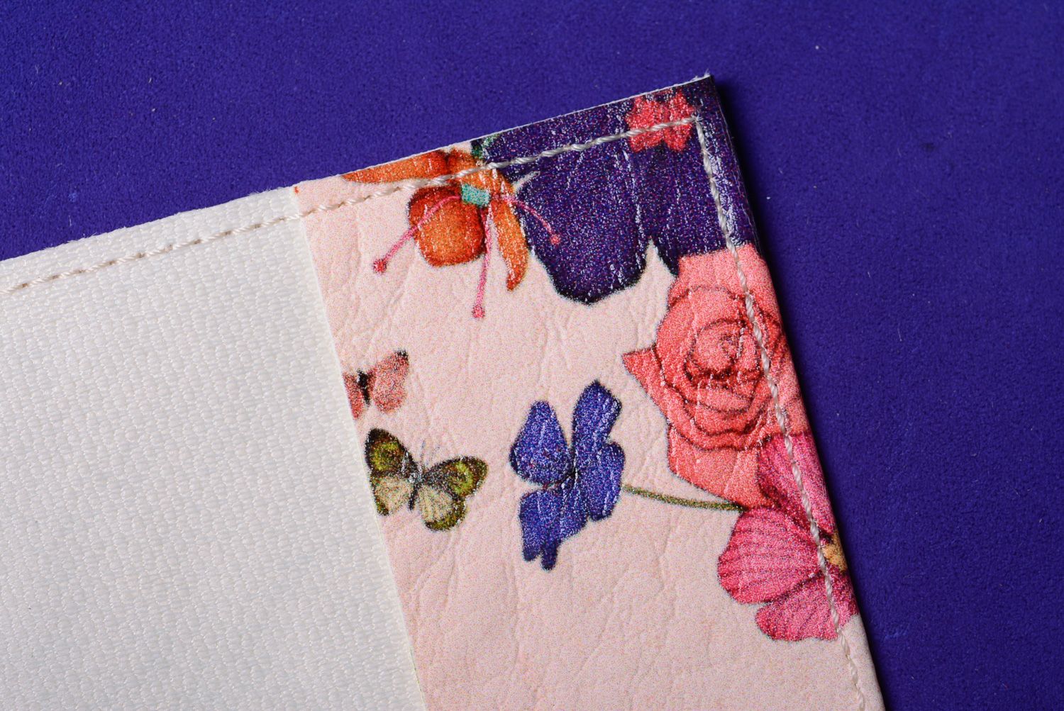 Funda para pasaporte hecha a mano de polipiel con estampado Flores y mariposas   foto 5