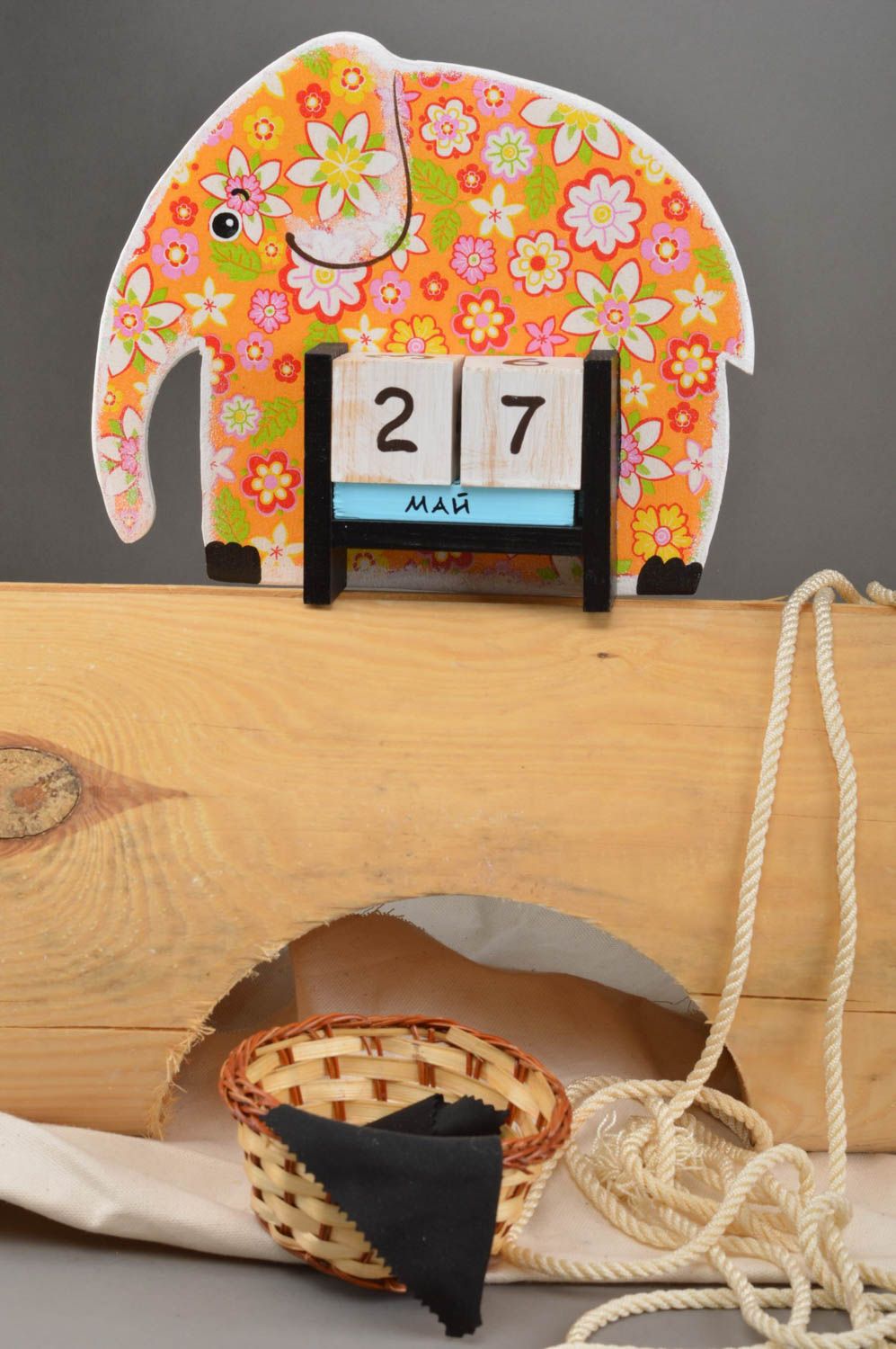 Детский календарь в виде слоника из фанеры декупаж оранжевый ручной работы фото 1
