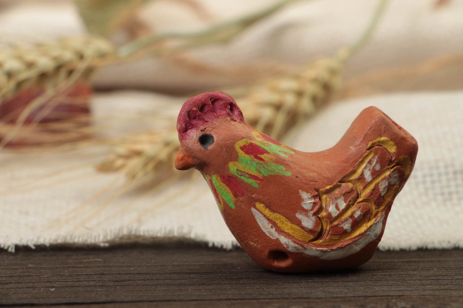 Silbato hecho a mano cerámico decorativo pintado artesanal con forma de gallina foto 1