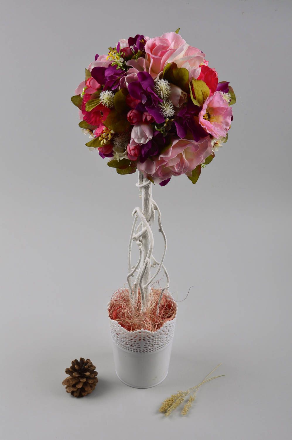 Árbol topiario hecho a mano composición de flores rosadas decoración de casa foto 1