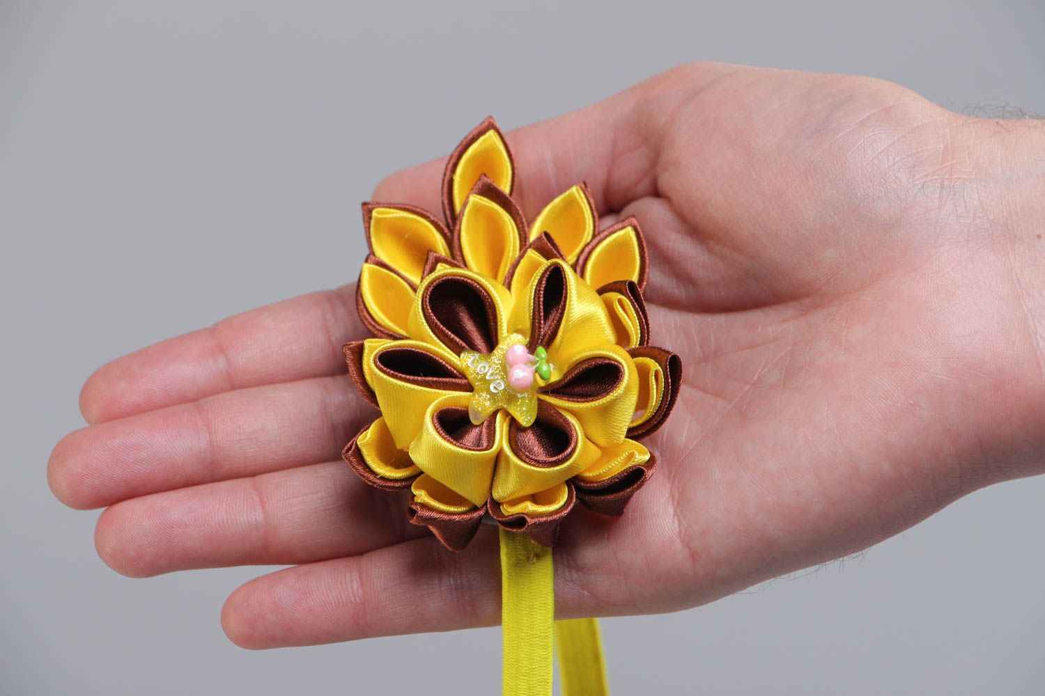 Gelbes Haarband mit Blume aus Atlasbändern in Kanzashi Technik Handarbeit foto 5