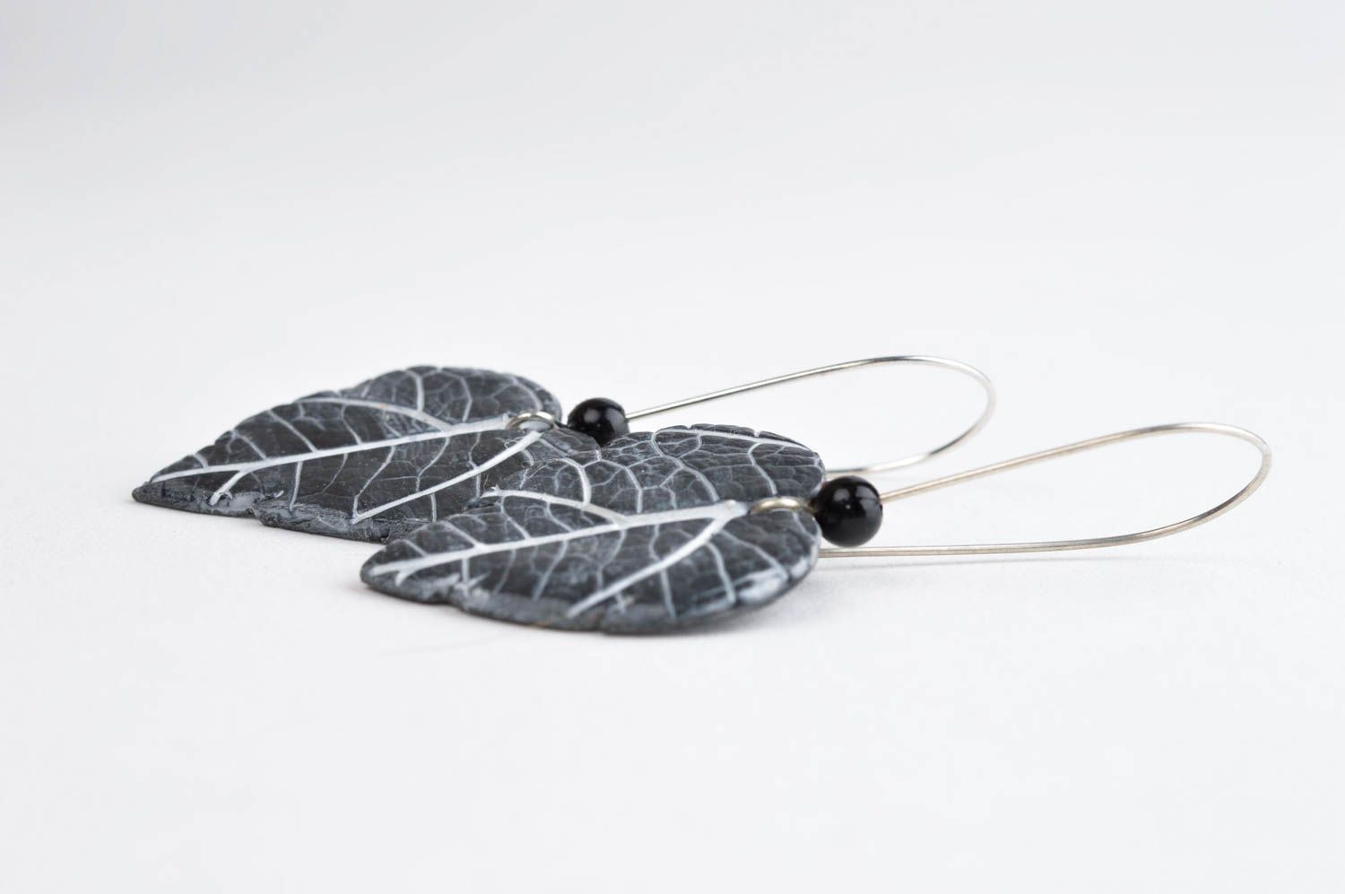 Женские серьги украшение ручной работы серьги с подвесками в виде черных листов фото 3