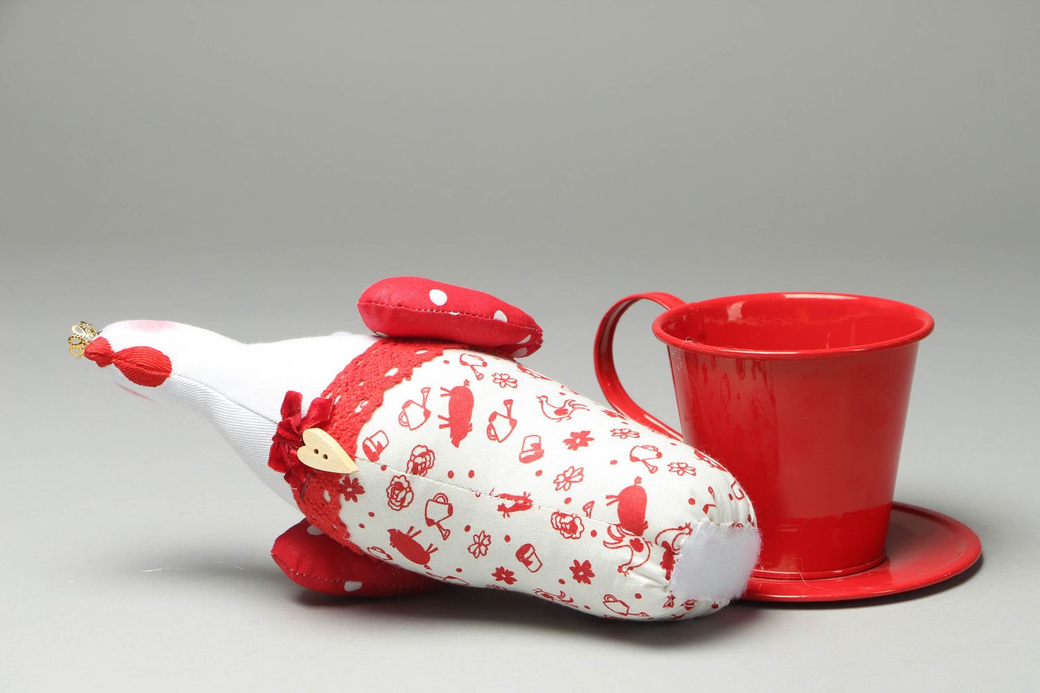 Мягкая интерьерная игрушка Курочка в красной чашке фото 3