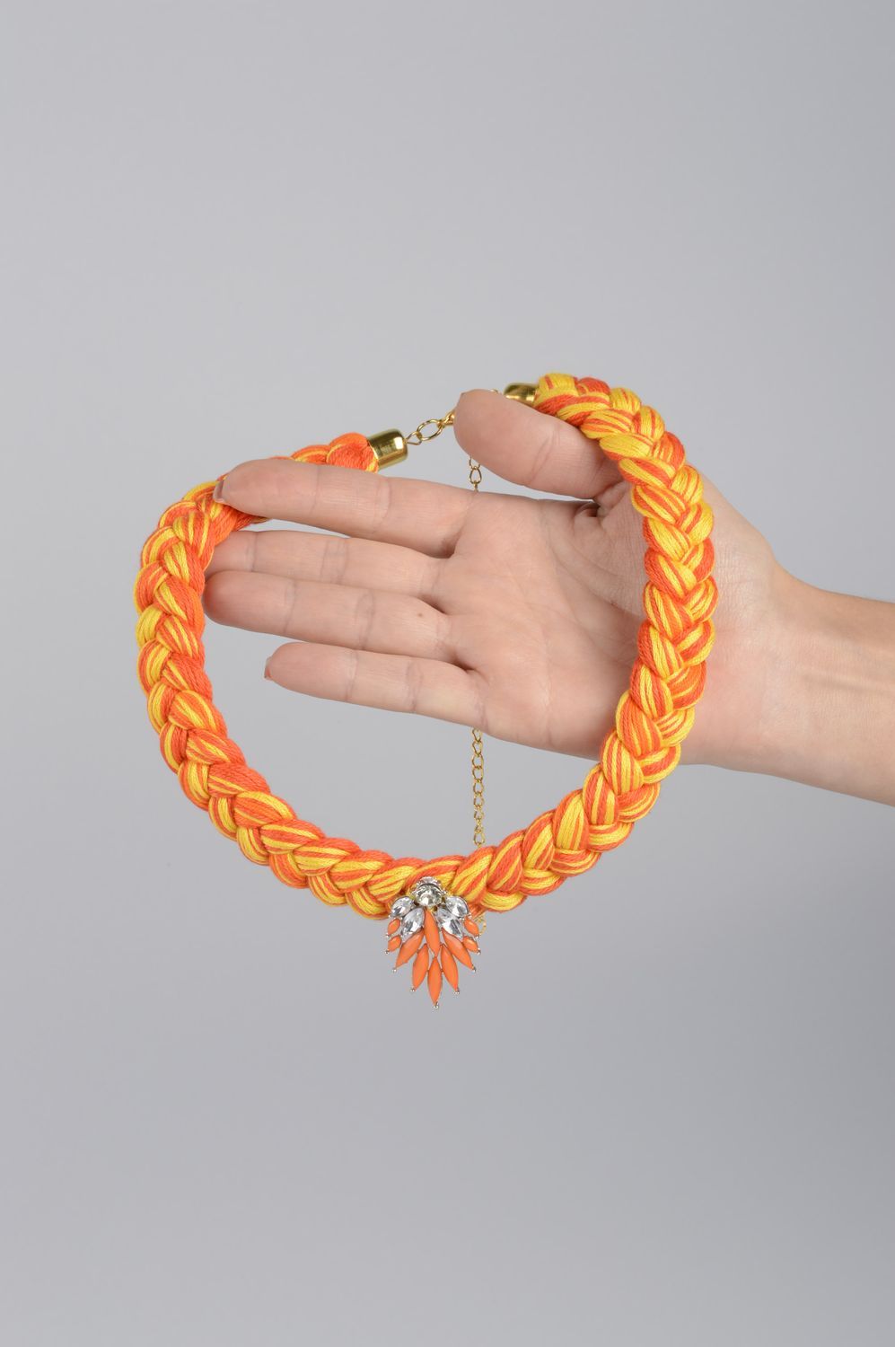 Колье из ниток украшение ручной работы авторская бижутерия оранжевое с желтым фото 5