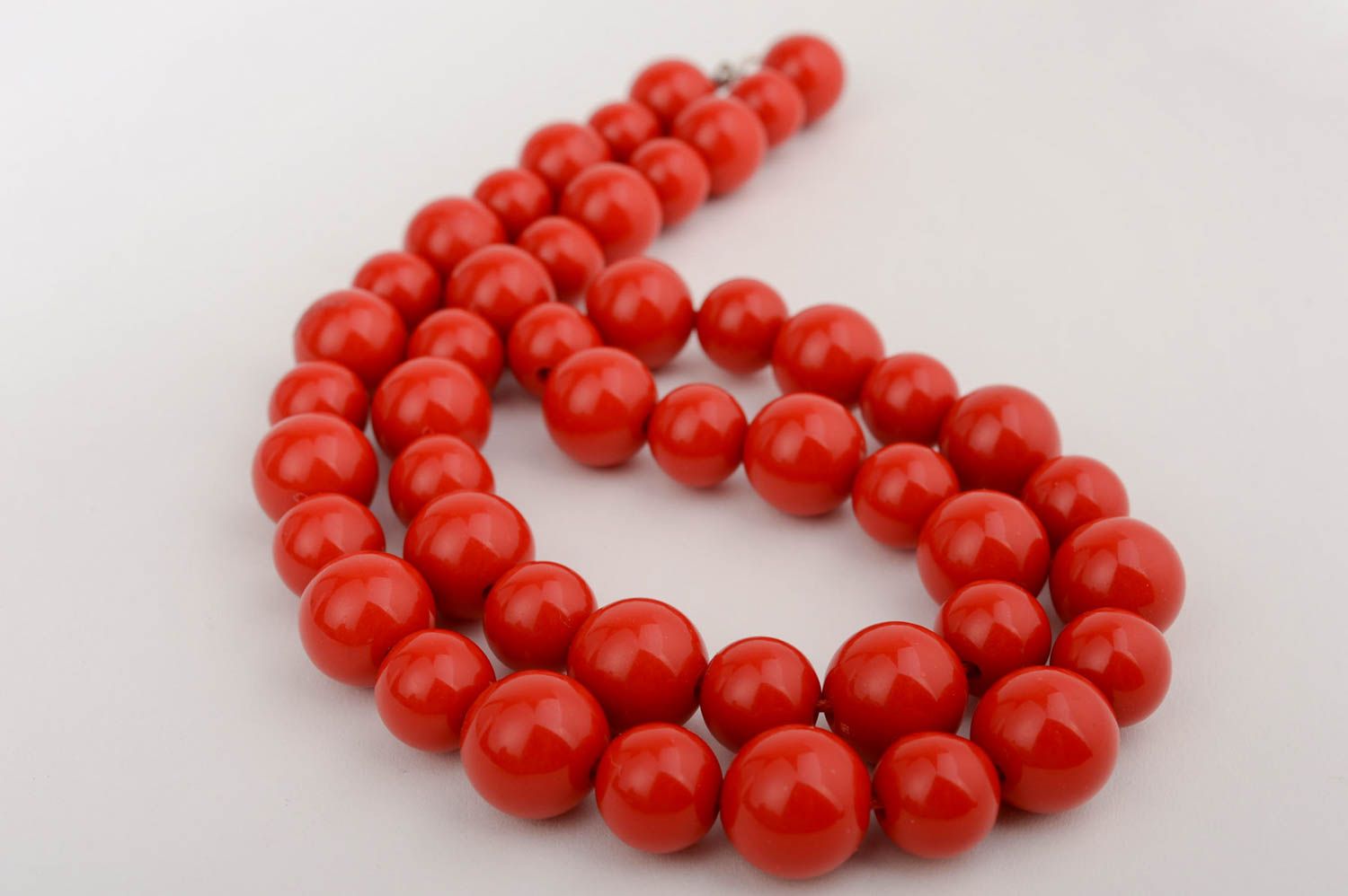 Handmade simple red necklace made of plastic beads with clasp photo 2