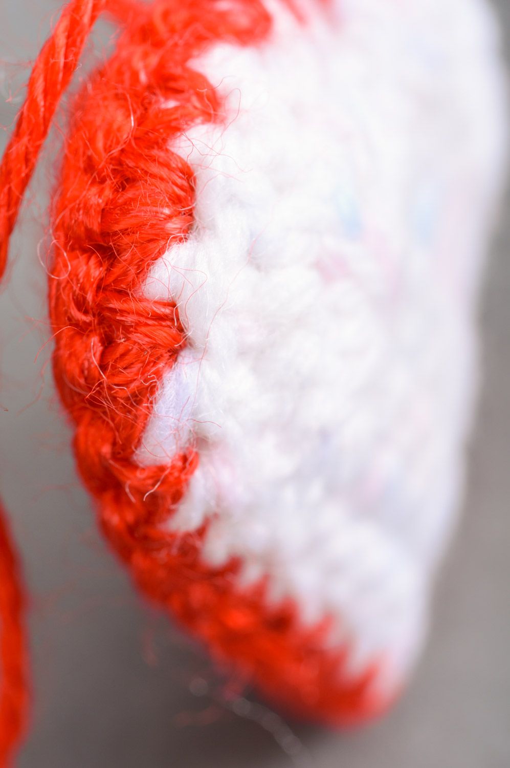 Petite décoration tricotée suspendre faite main en forme de coeur rouge-blanc photo 4