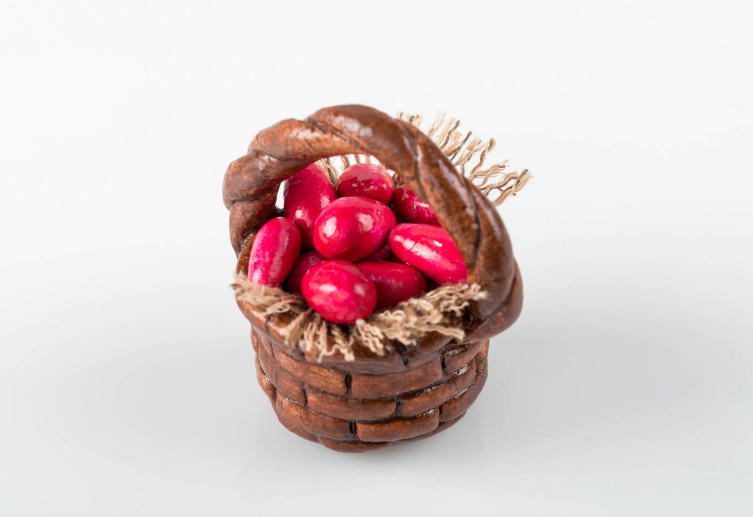Корзинка с пасхальными яйцами из глины праздничный сувенир ручной работы фото 4