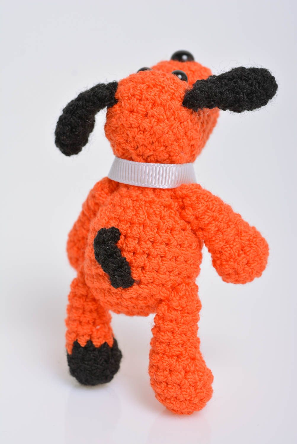 Маленькая детская мягкая вязаная игрушка собачка оранжевая ручной работы фото 5