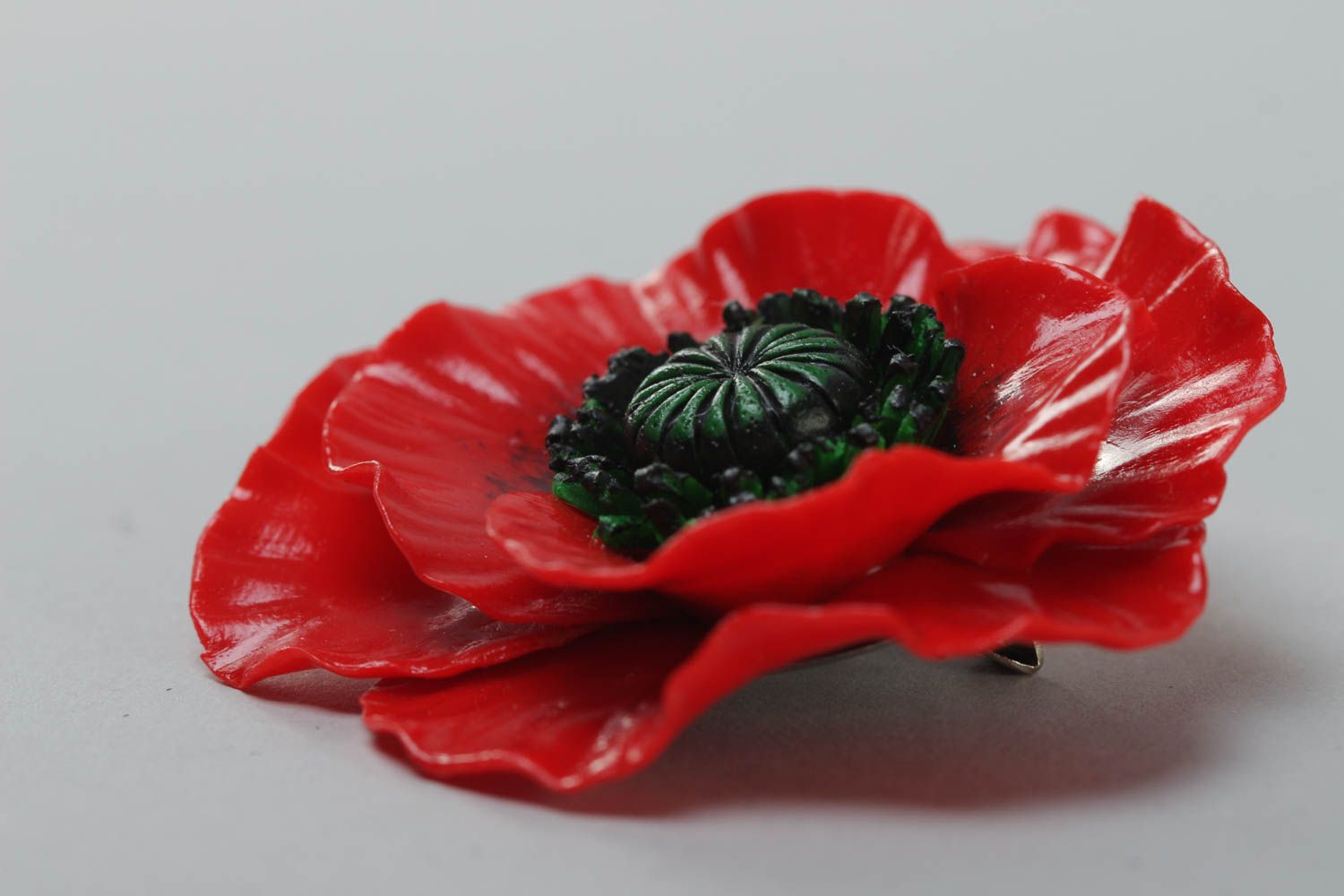 Broche de arcilla polimérica con forma de flor de amapola roja hecho a mano foto 3