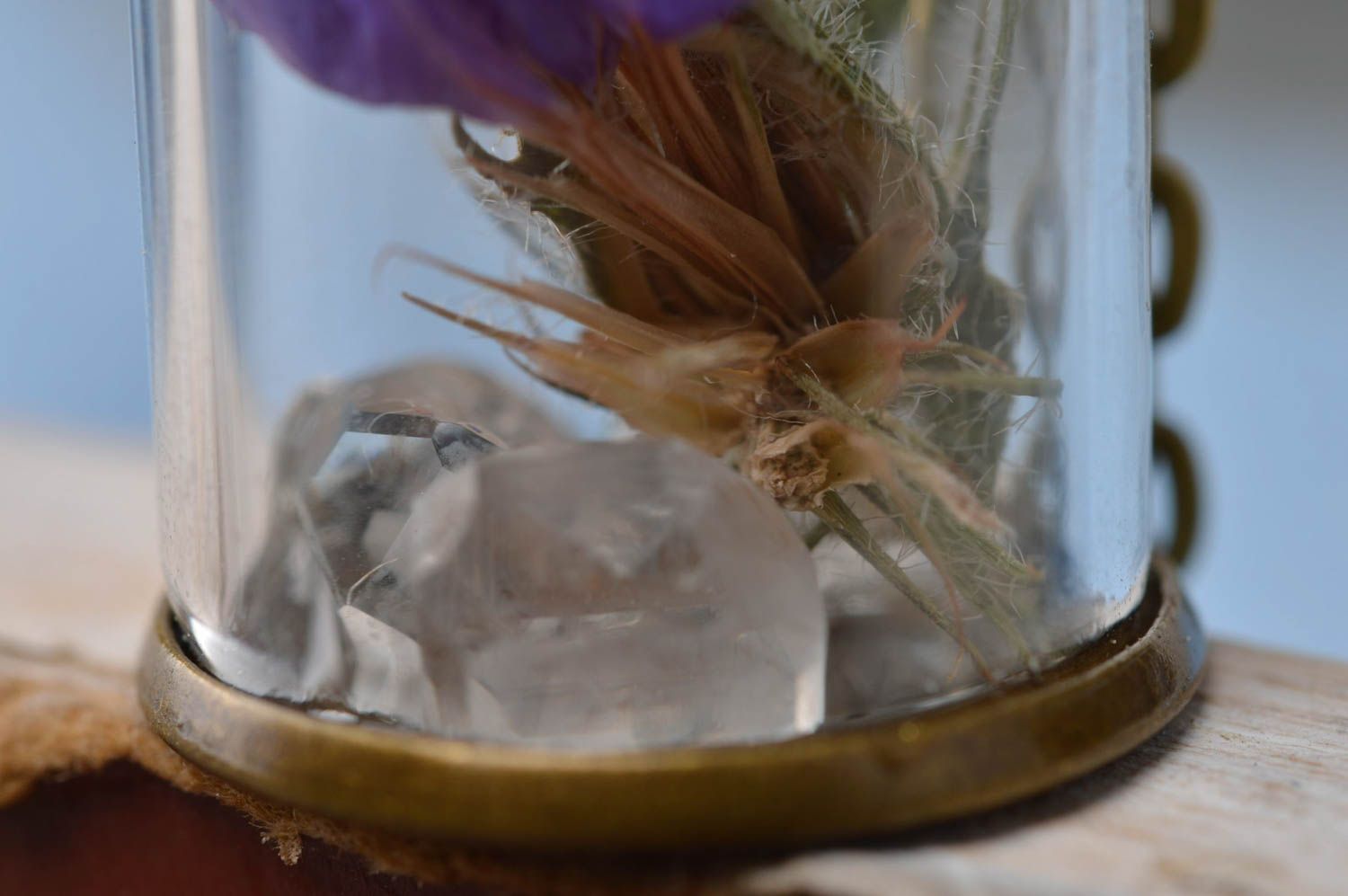 Pendentif flacon en verre avec fleurs et cristaux sur chaîne fait main photo 5