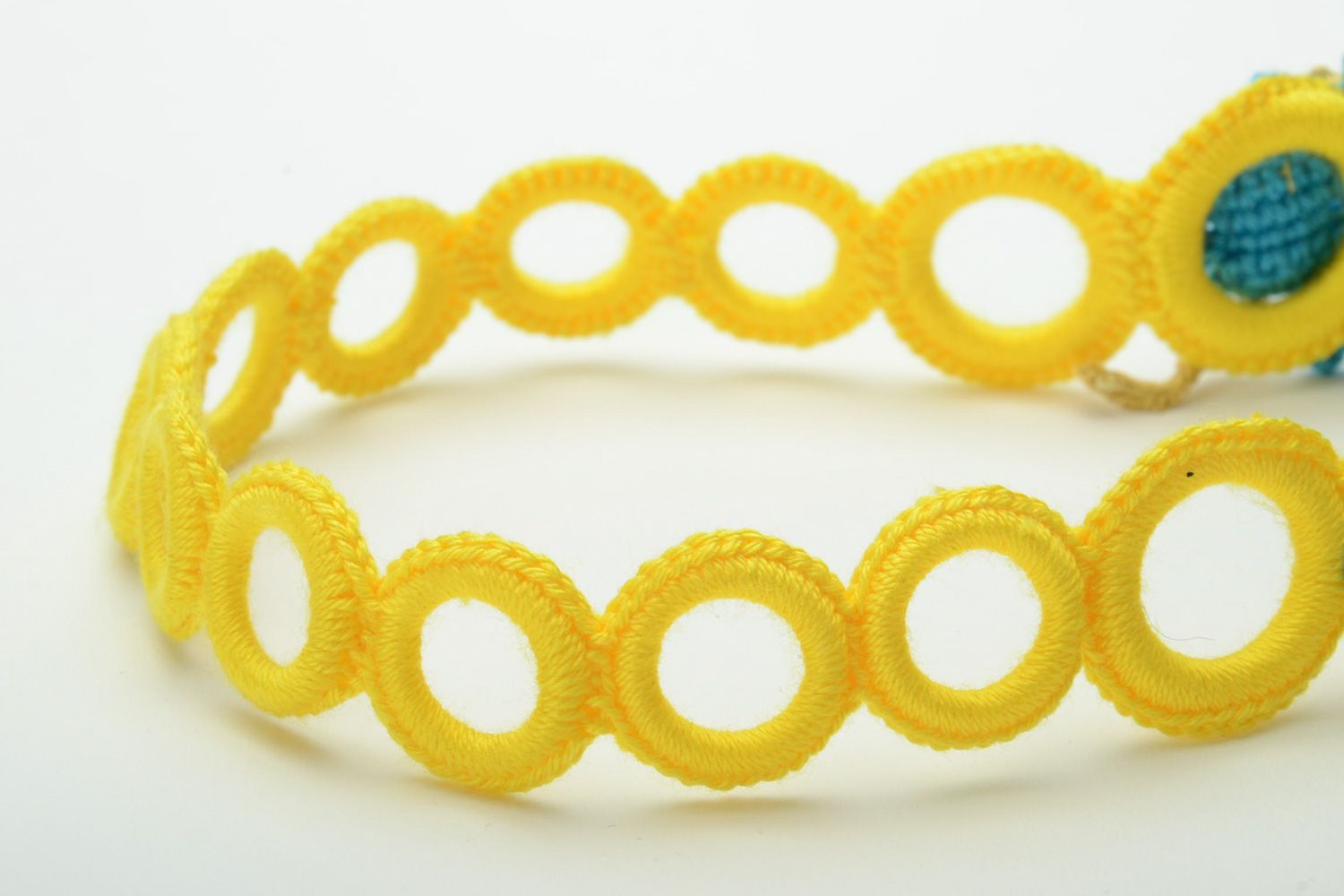 Gros collier tricoté au crochet design avec fleurs fait main jaune bleu  photo 4
