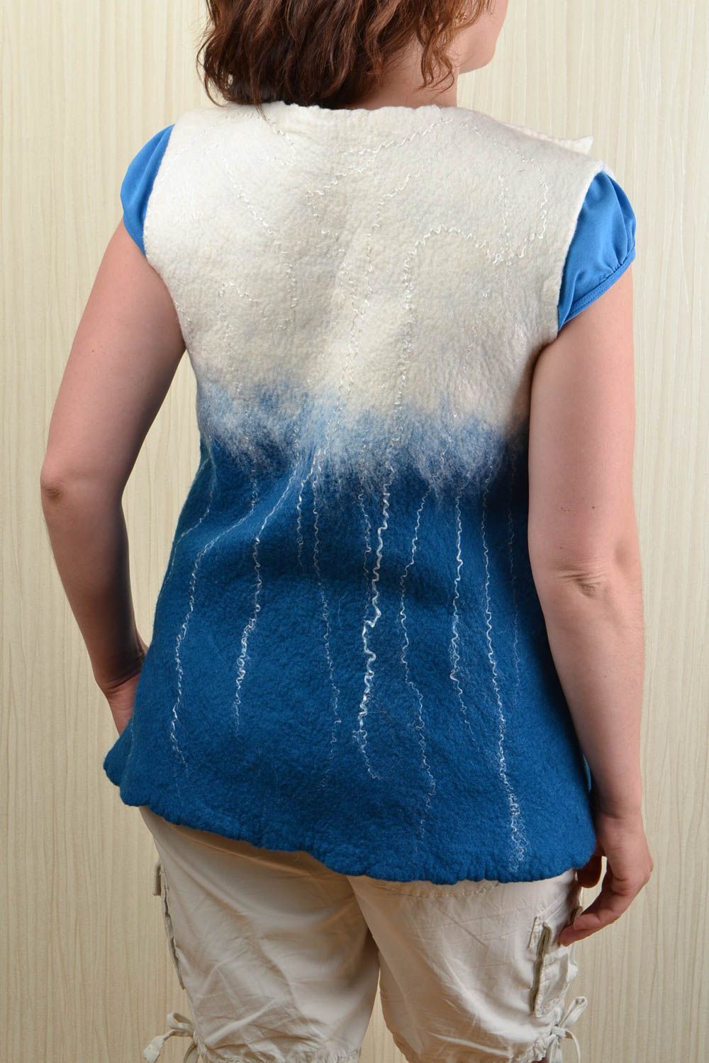 Gilet sans manche en laine feutrée bleu-blanc fait main original pour femme photo 5