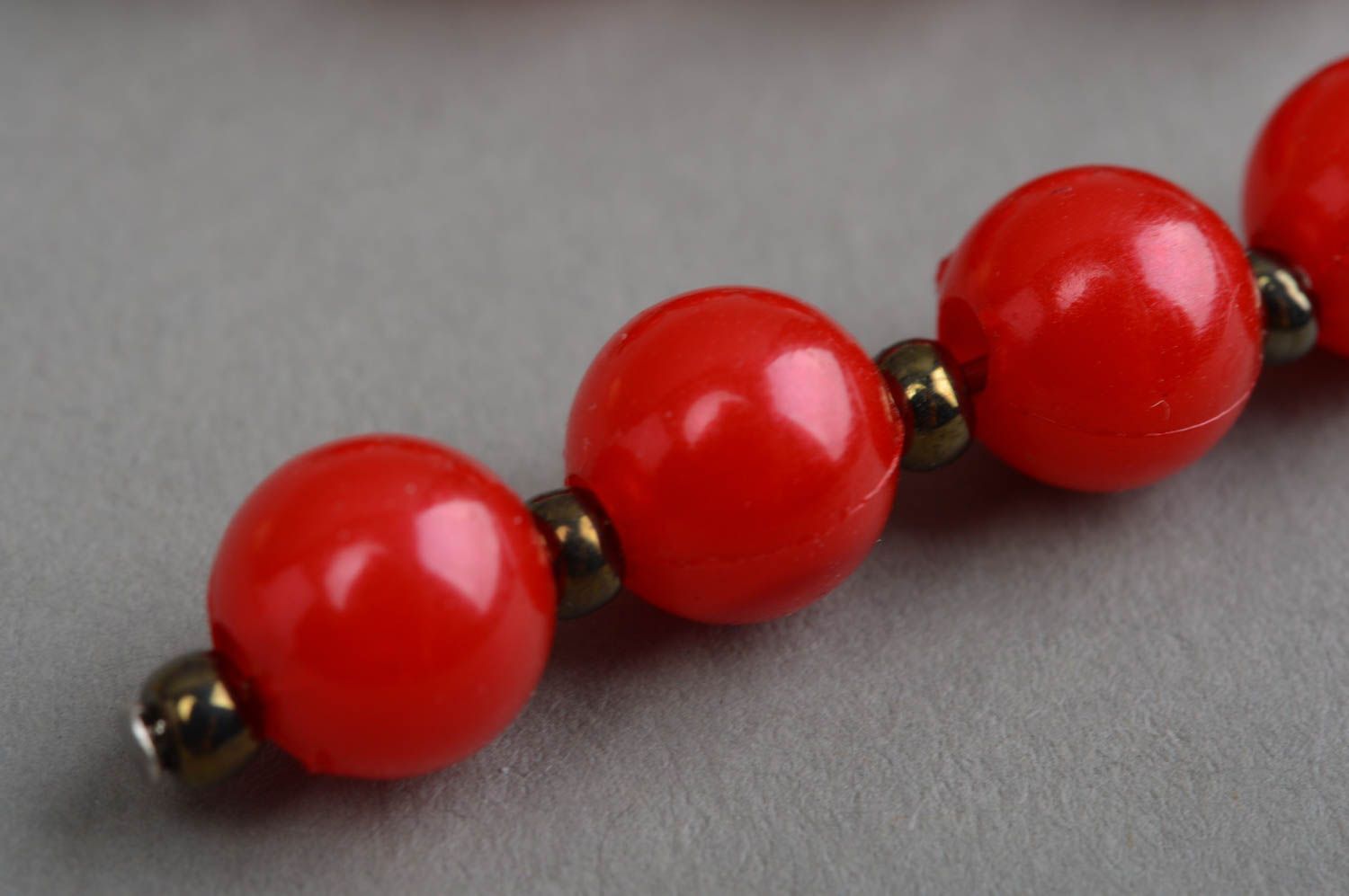 Lange runde kleine rote handgemachte Ohrringe aus Glasperlen für stilvolle Damen foto 3