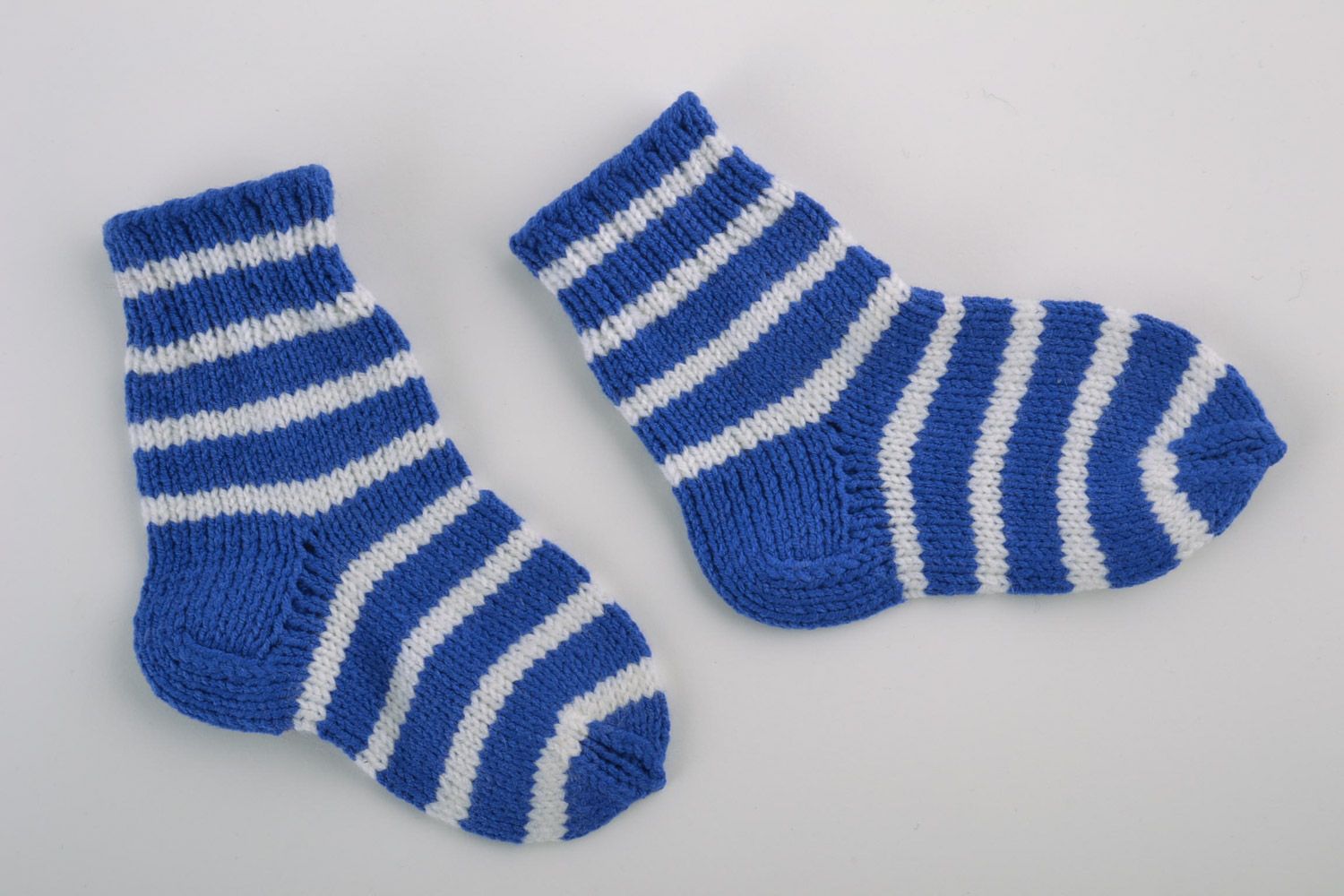 Вязаные полосатые носки для ребенка синие с белым маленькие теплые ручной работы фото 5