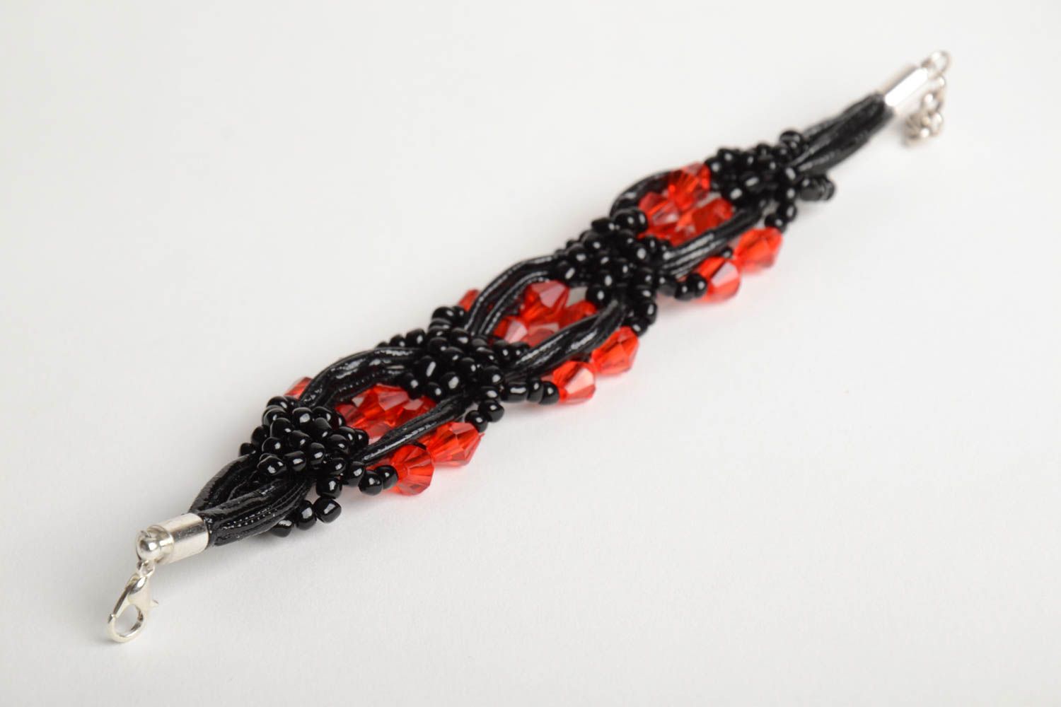 Бисерный браслет с бусинами плетеный женский широкий на цепочке красный с черным фото 4