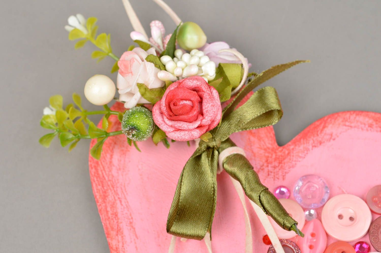 Suspension décorative coeur rose avec fleurs et boutons faite main design photo 4