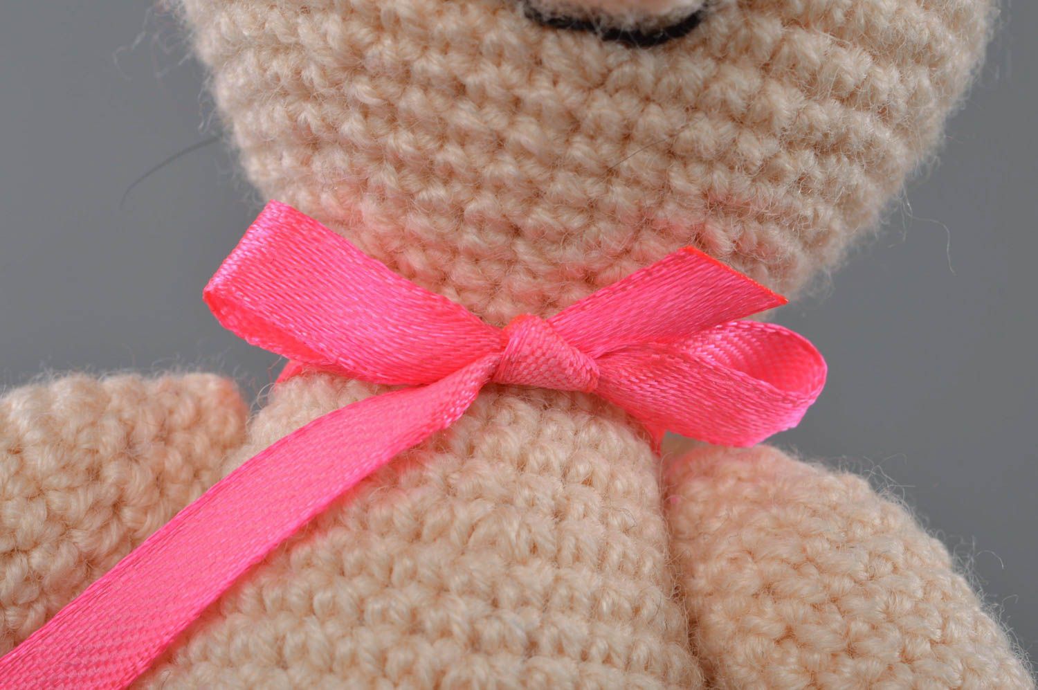 Jouet cochon en tissu fait main avec un noeud sur le cou beige pour enfant photo 3