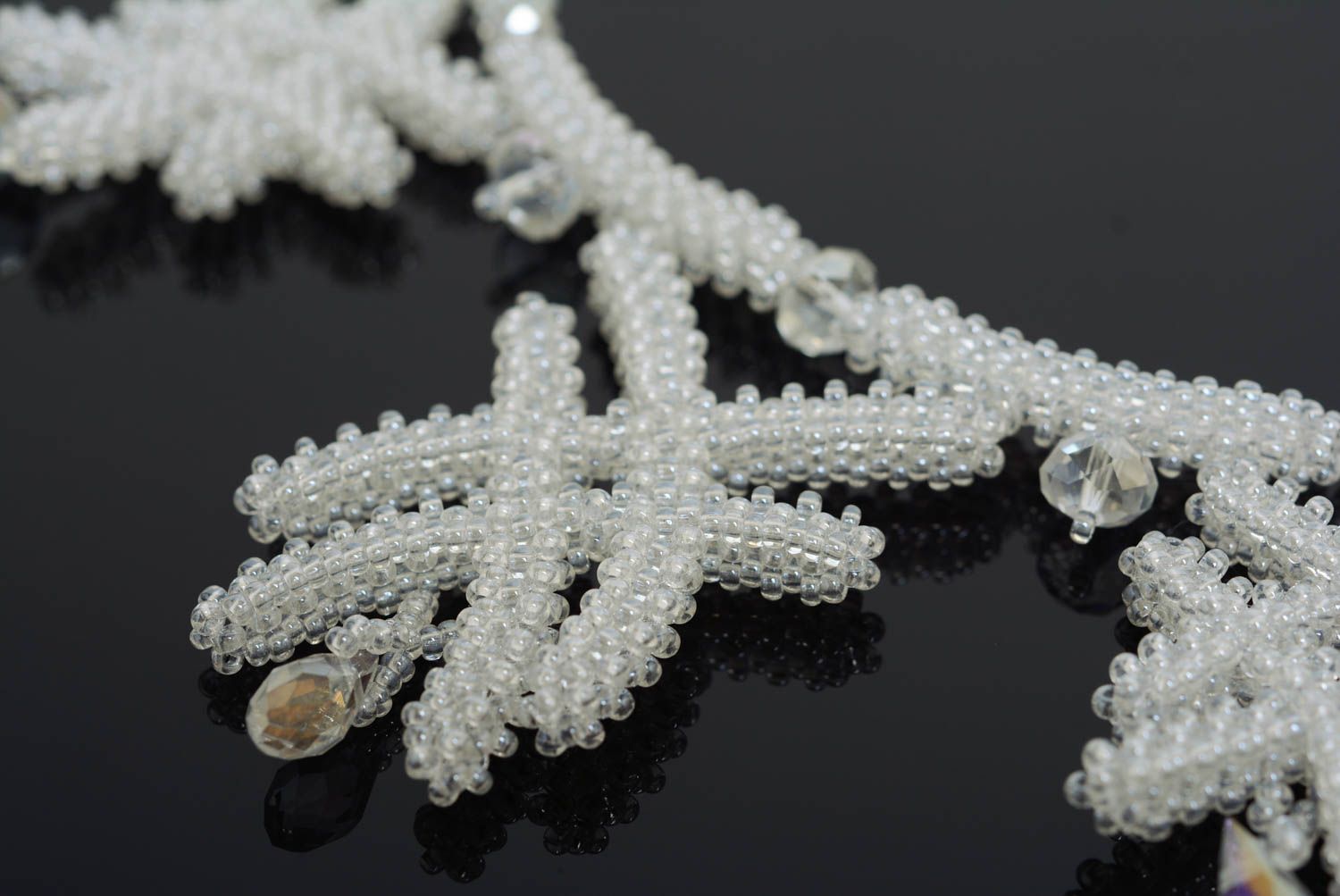 Parure de bijoux en perles de rocaille blanches faits main collier et boucles photo 2