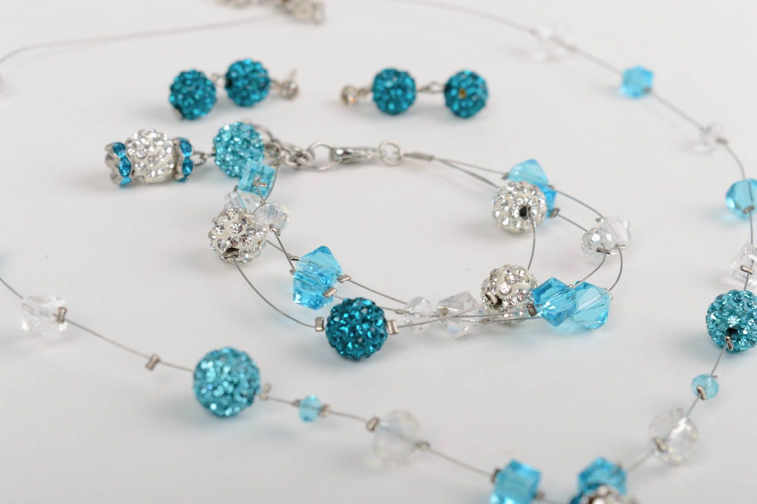 Ensemble de bijoux faits main collier boucles d'oreilles bracelet bleu clair photo 2