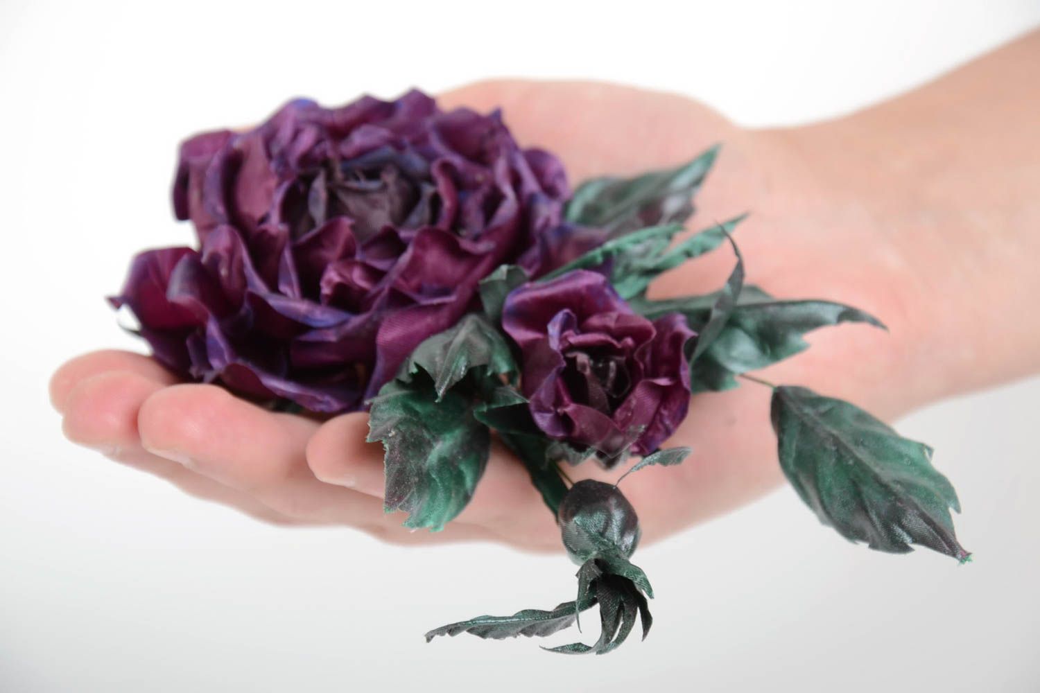 Брошь-заколка из ткани ручной работы авторская в виде фиолетового цветка фото 4