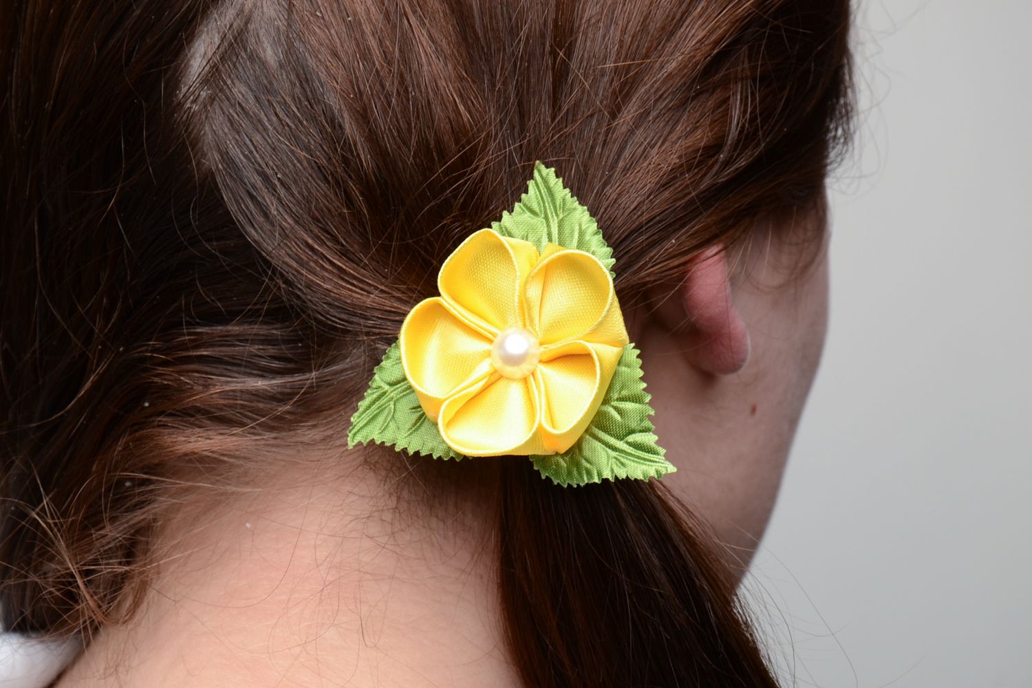 Élastique pour cheveux fleur jaune vert en rubans fait main technique kanzashi photo 5