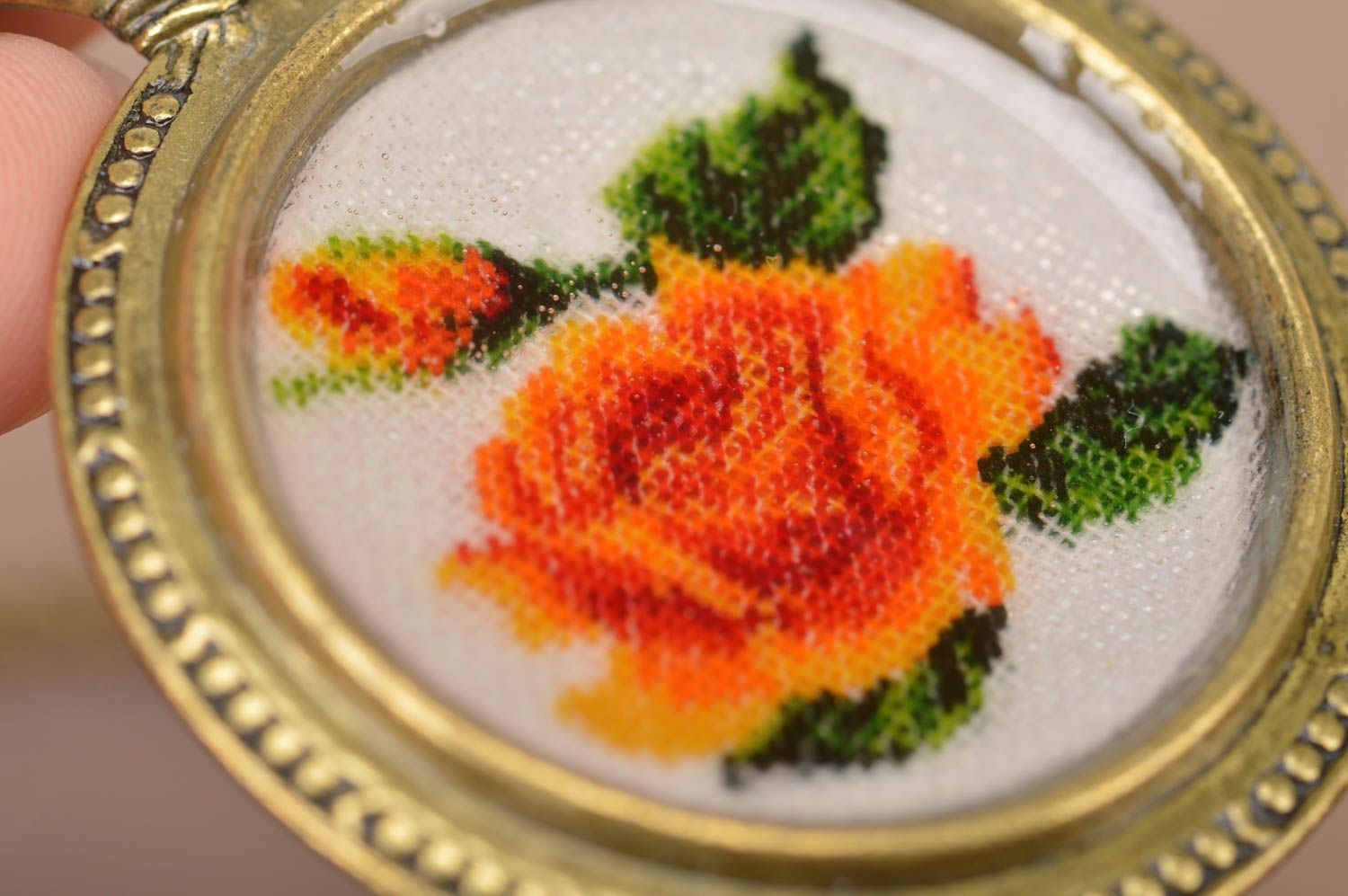 Pendentif rond Bijou fait main brodé blanc avec fleur orange Cadeau femme photo 4