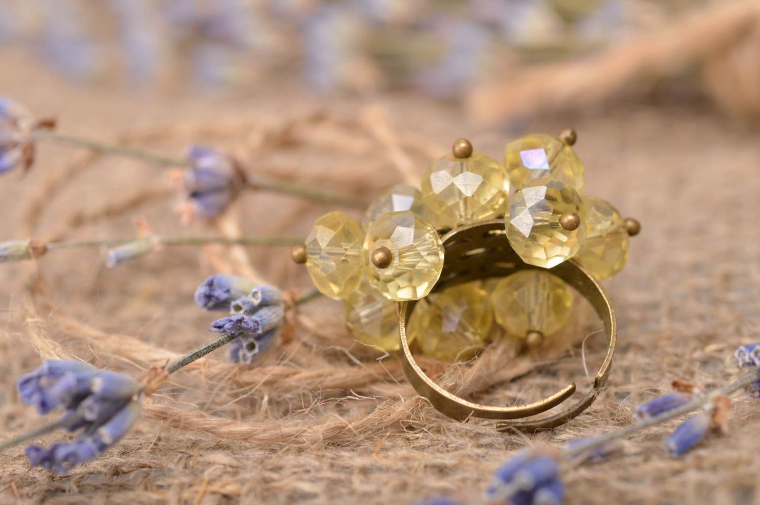 Bague fantaisie fait main Bijoux femme Cadeau original jaune perles en verre photo 1