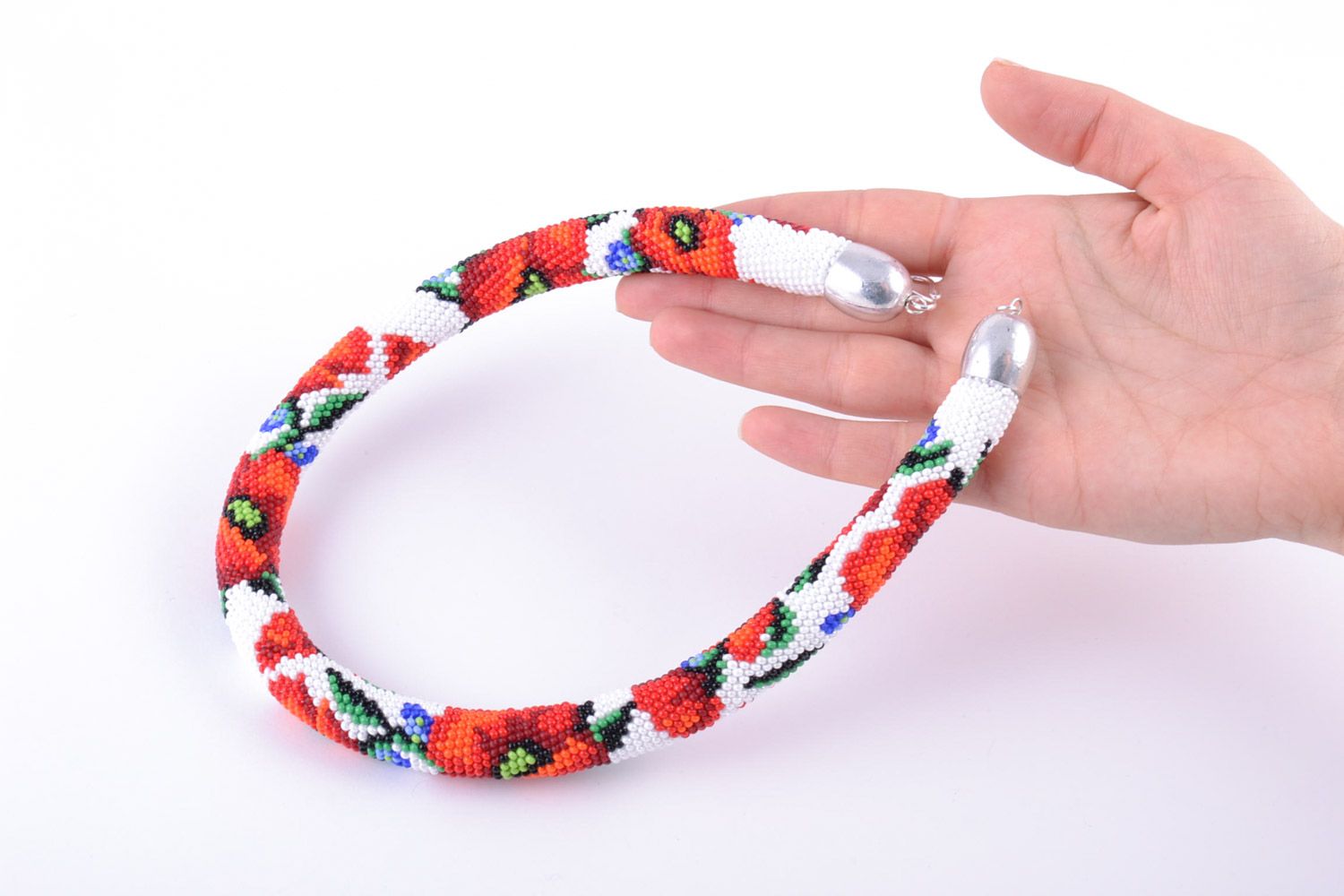 Perfekter weißer handgemachter Halsschmuck aus Glasperlen mit roten Mohnblumen foto 2