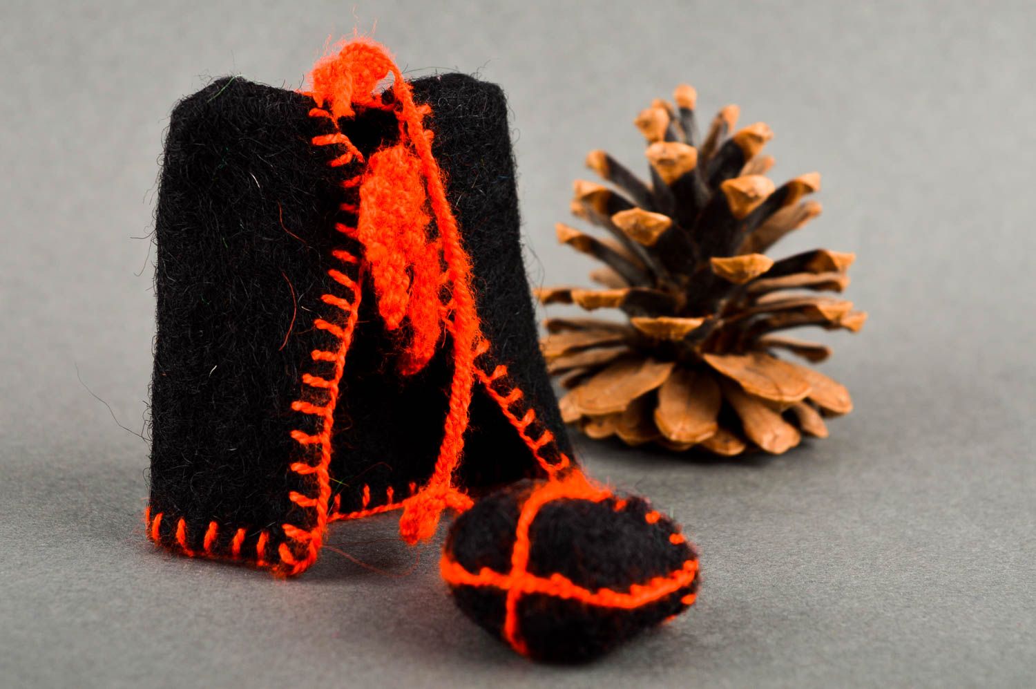 Llavero hecho a mano chaleco con gorro rojinegros adorno de lana regalo original foto 1
