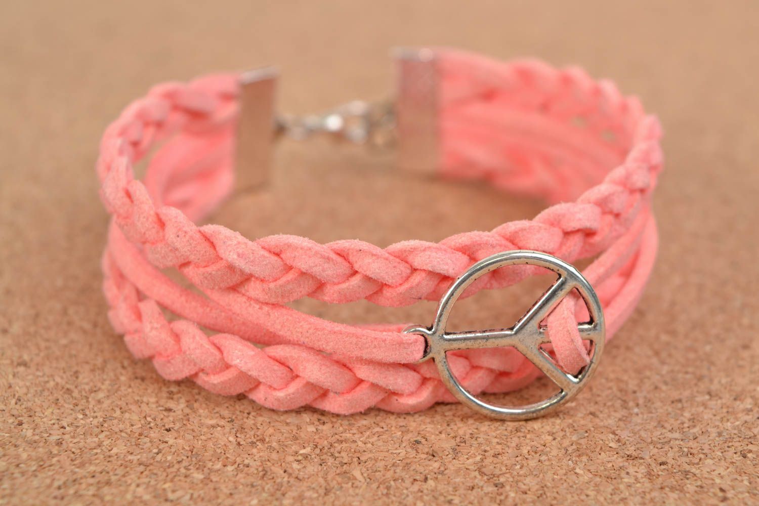Bracelet en daim lacets tressés roses avec symbole de paix en métal fait main photo 1