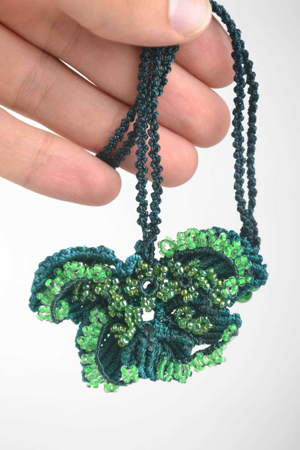Pendentif macramé Bijou fait main vert en fils perles de rocaille Cadeau femme photo 5