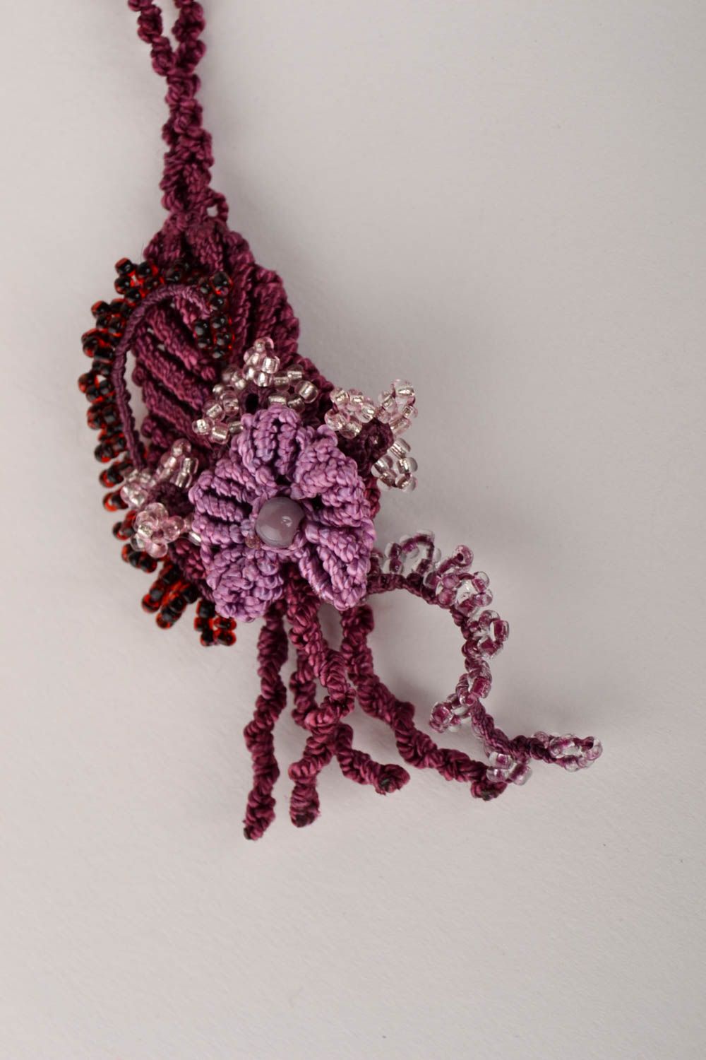 Collar artesanal de hilos color ciruela accesorio para mujeres regalo original foto 2