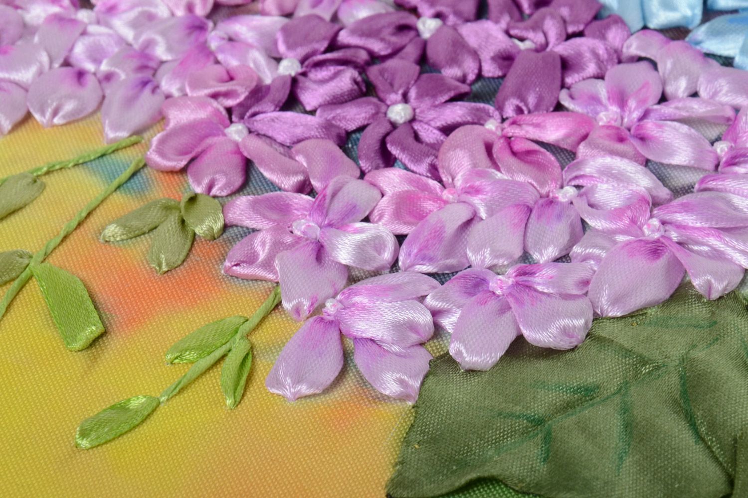Cuadro bordado con flores de raso en marco de madera hortensias artesanal foto 3
