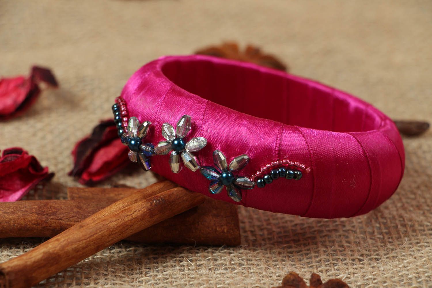 Bracelet en bois rose au de ruban du satin photo 6