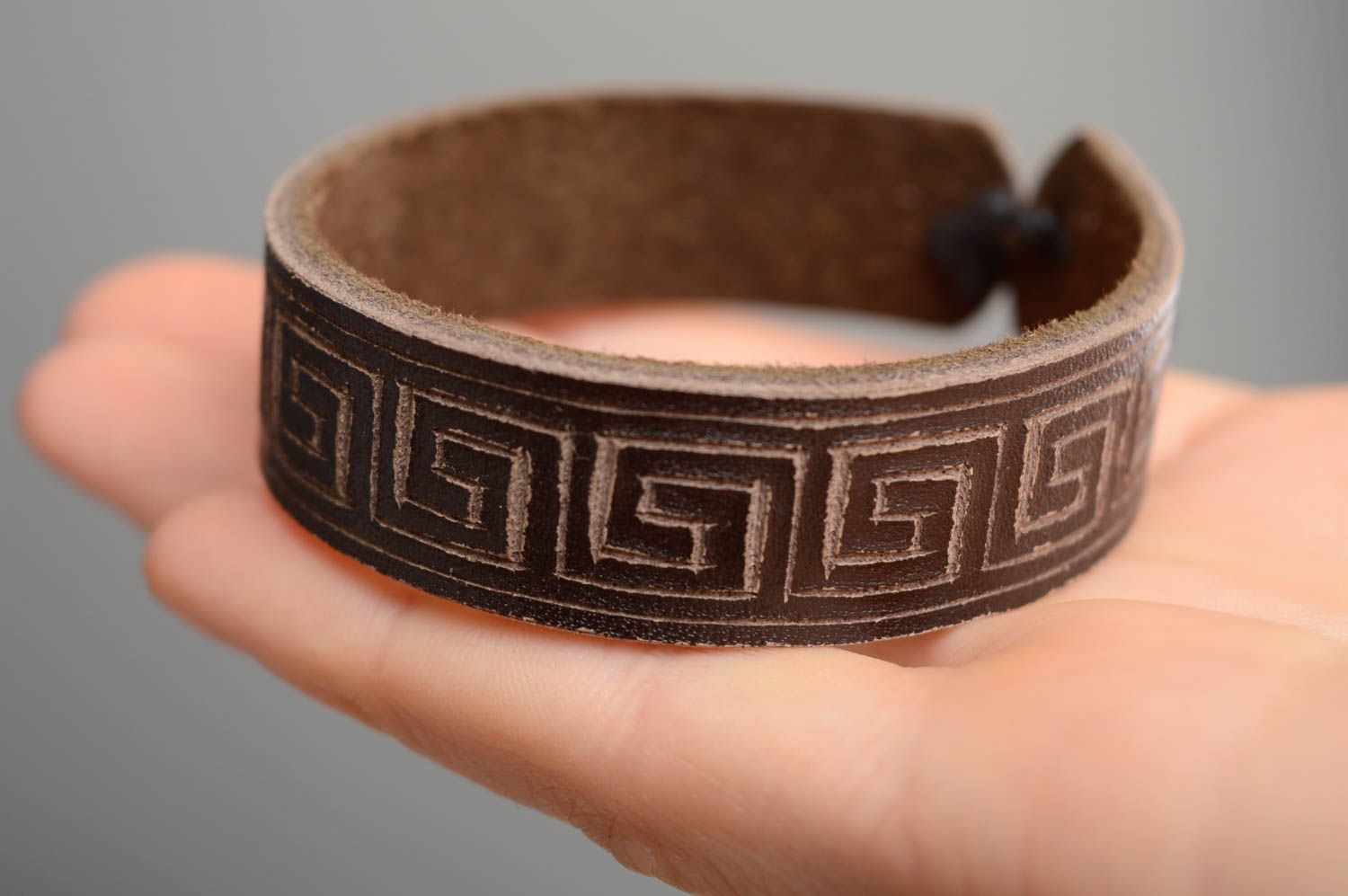 Bracelet fait main de vrai cuir avec sculpture accessoire unisexe marron photo 4