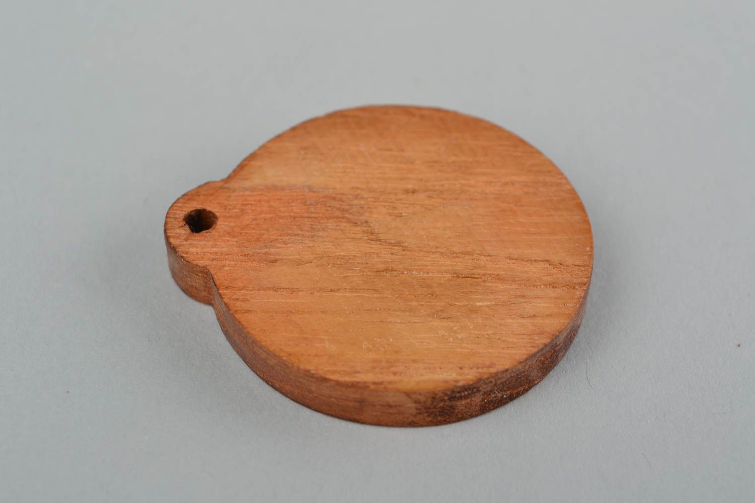Pendentif porte-bonheur slave rond bois d'acacia fait main original Belbog photo 5