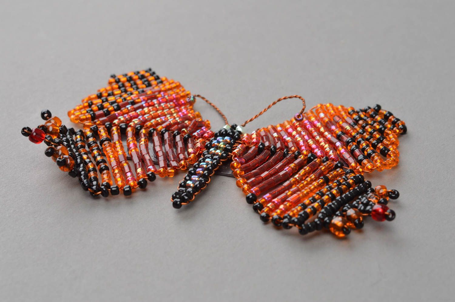 Magnet original en forme de papillon orange noir en perles de rocaille fait main photo 3