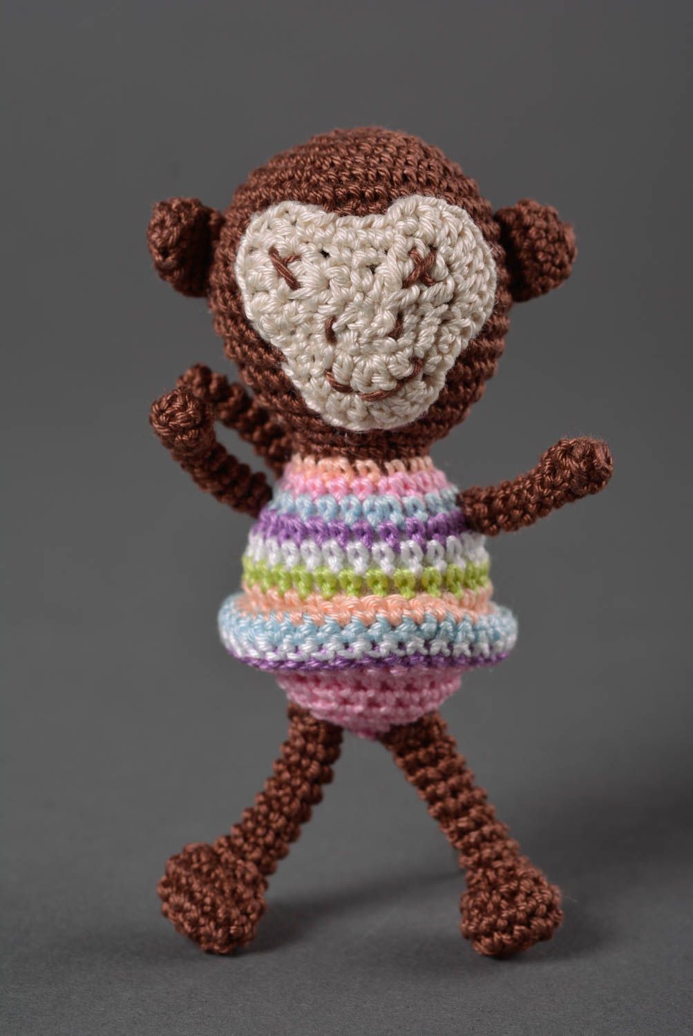 Peluche singe en robe faite main Jouet tricot en coton au crochet Cadeau enfant photo 1