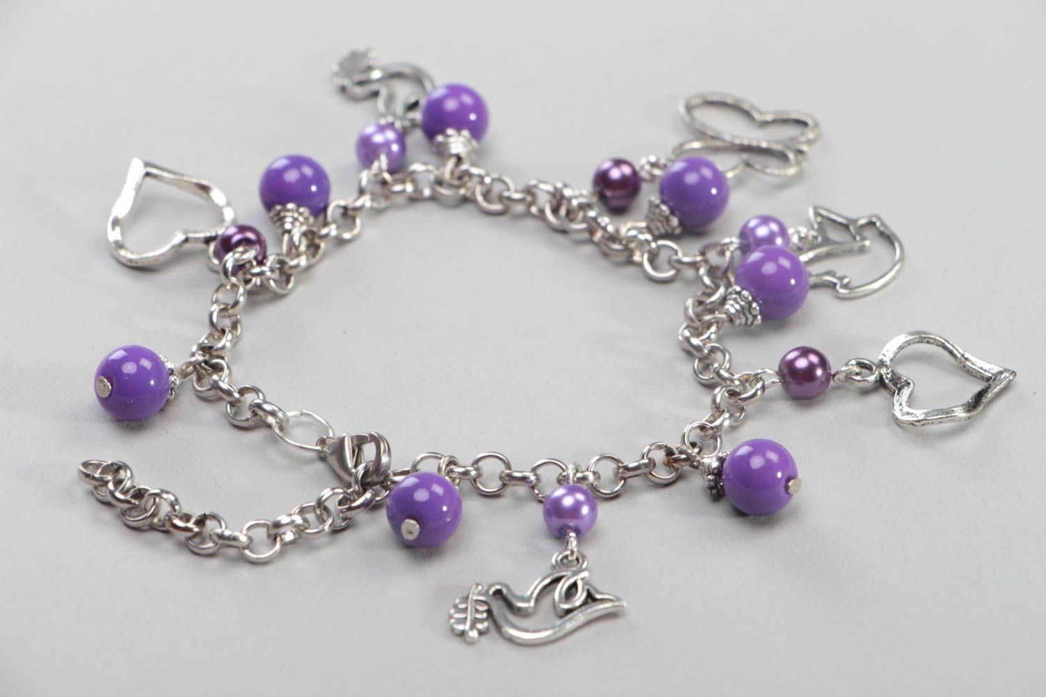 Bracelet violet sur chaîne avec perles céramiques et breloques fait main photo 4