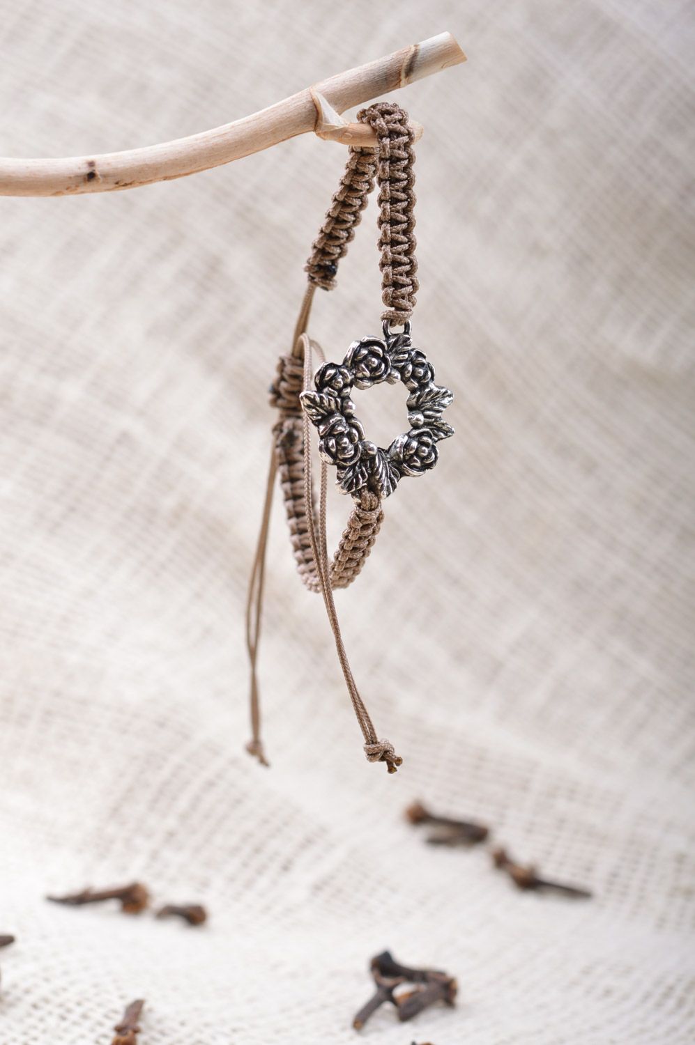 Bracelet tressé en fils macramé fait main avec couronne de fleurs métallique photo 1