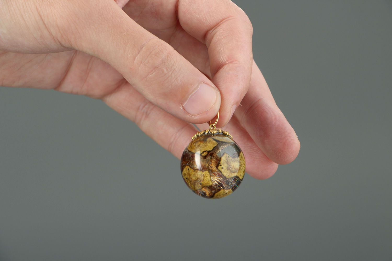 Pendant made of fir cone embedded in epoxy photo 4
