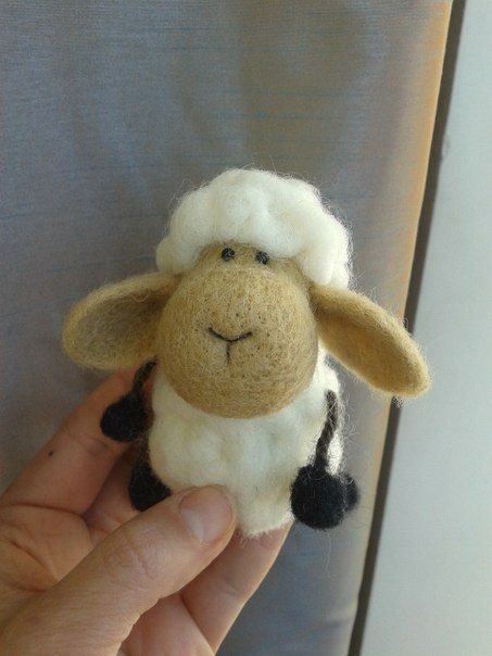 Маленькая игрушка из шерсти овечка в технике валяния ручной работы авторская фото 2