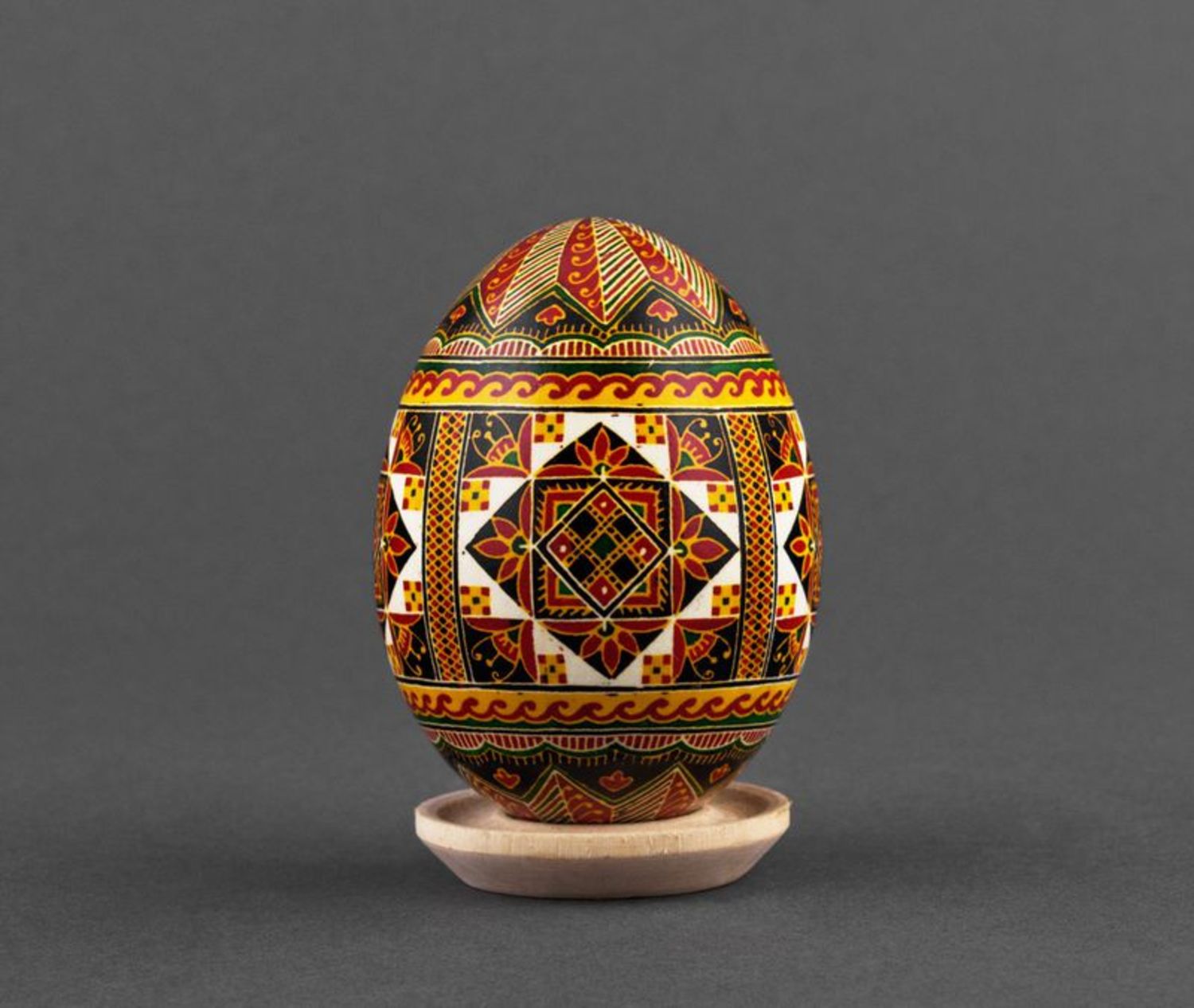 Handmade pysanka with ornament photo 2